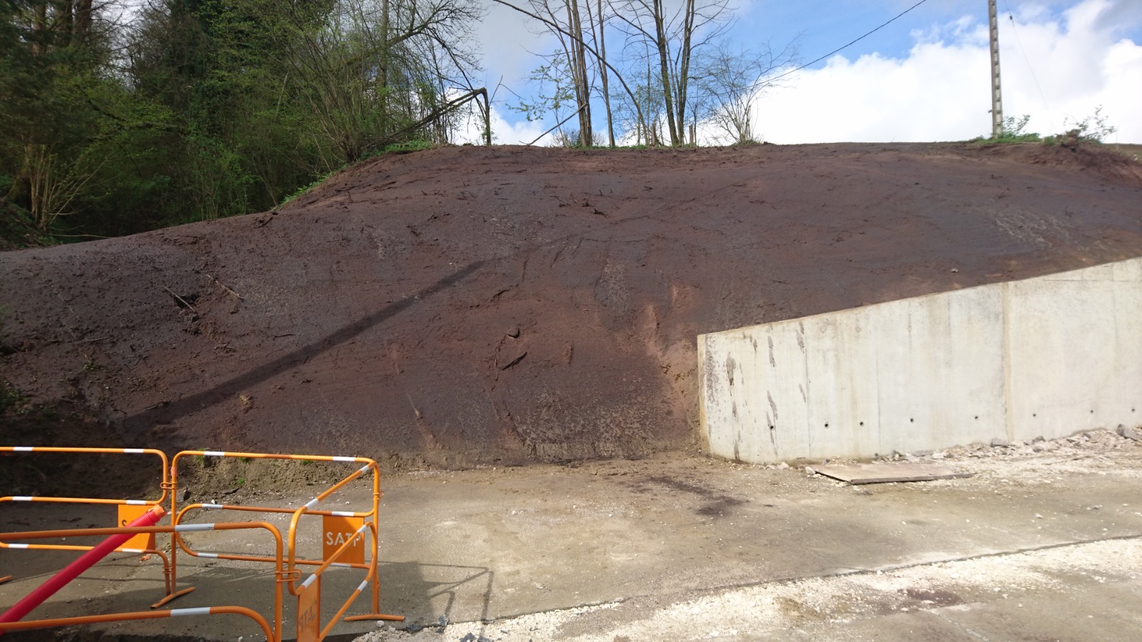 Hydraulically applied topsoil on raw subsoil areas