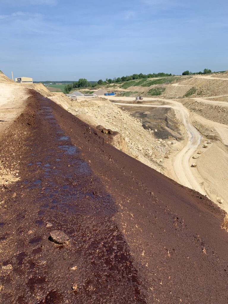 Hydraulically applied topsoil on steep slopes