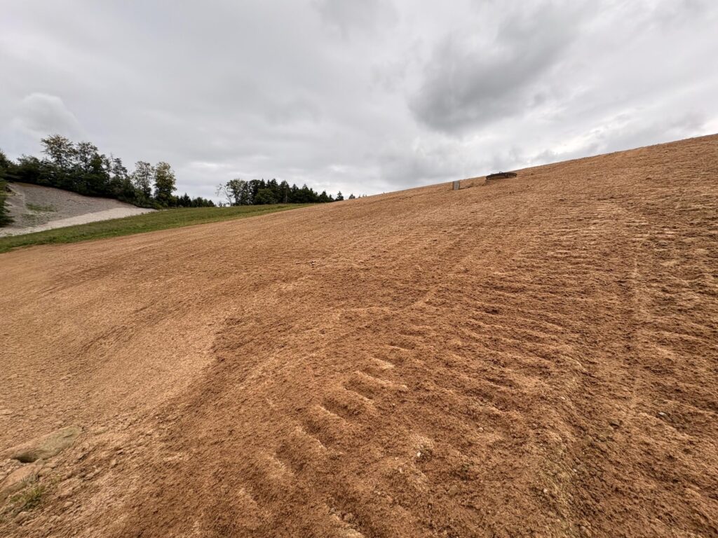 Landfill capping slope covered with freshly applied hydromulch