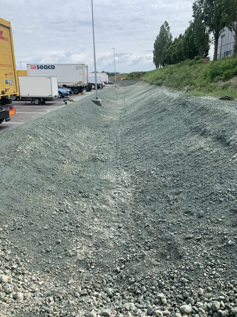 Hydraulically treated gravel swale